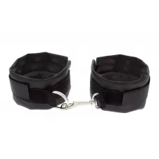 Чёрные полиуретановые наручники с карабином Beginners Wrist Restraints черный 