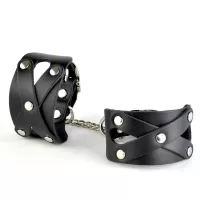 Черные кожаные наручники  Цезарь  с цепочкой на карабинах черный 
