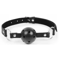 Черный кляп-шарик на регулируемом ремешке с кольцами черный 