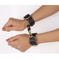 Чёрные наручники  Новичок  на карабинах черный 