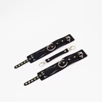 Черные кожаные оковы с золотистой фурнитурой черный с золотистым 