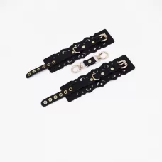 Черные кожаные наручники с узорами и золотистой фурнитурой черный с золотистым 