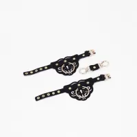 Черные кожаные наручники с клепками, кольцами и золотистой фурнитурой черный с золотистым 