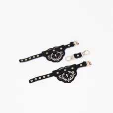 Черные кожаные наручники с клепками, кольцами и золотистой фурнитурой черный с золотистым 