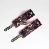 Черные кожаные наручники с розовой строчкой черный с розовым 